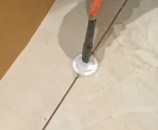 静海瓷砖空鼓维修公司专业解答瓷砖在铺贴过程中，如果没有涂抹均匀到位的粘结材料（如水泥砂浆或瓷砖胶），可能会导致以下问题