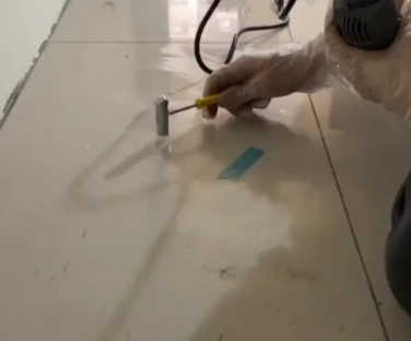 静海瓷砖开裂维修公司专业分享瓷砖在铺贴前如果没有沥干水分，将会导致以下问题